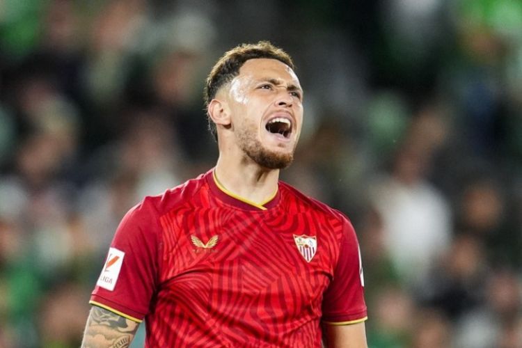 Argentinalı futbolçunun üzü iflic olub