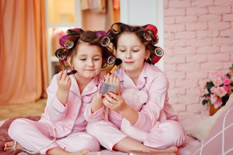 İmmunoloq uşaqların makiyajdan istifadəsinin təhlükələrindən danışdı