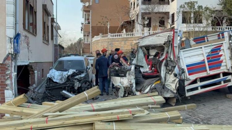 İstanbulda yük maşını evə çırpılıb, 2 nəfər ölüb