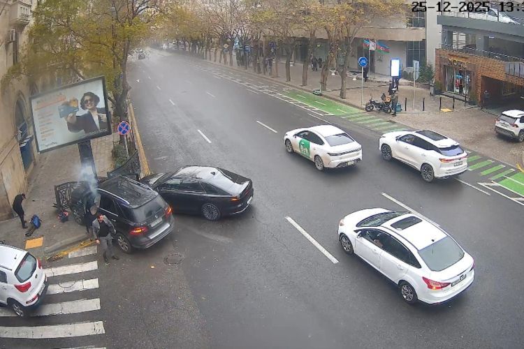 Bakıda qəza zamanı üzərinə yol nişanı aşan 10 yaşlı Sərxandan xəbər var - VİDEO