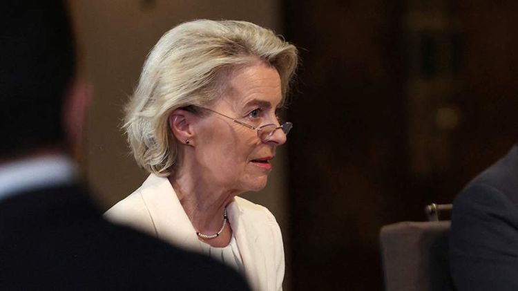 Fon der Leyen Parisdəki görüşdə Zelenskini zarafatla hədələdi