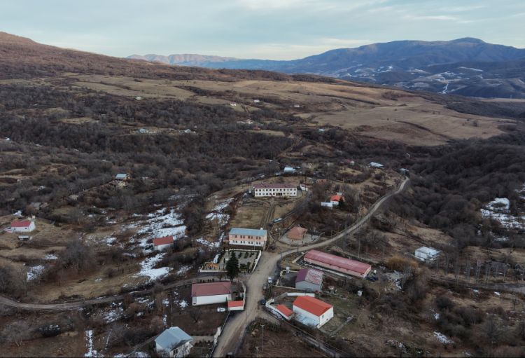 İlham Əliyev Ağdərənin Çapar kəndində görülmüş işlərlə tanış olub