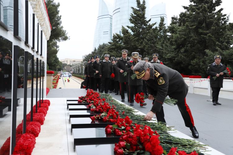 Dövlət Xidmətinin rəhbərliyi Şəhidlər xiyabanını ziyarət edib - FOTO