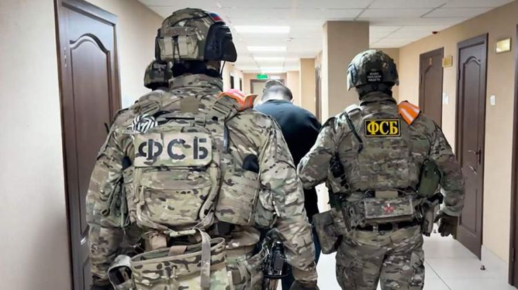 Rusiyada dövlət sirrini yaymaqda ittiham edilən polis əməkdaşı saxlanılıb