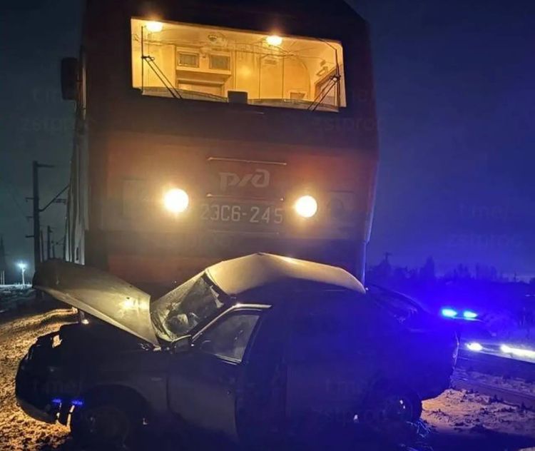 Rusiyada qatar avtomobili vurub