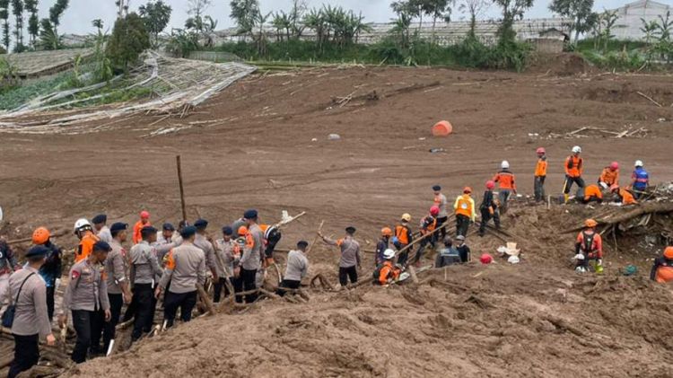 İndoneziyada baş verən torpaq sürüşməsi nəticəsində ölənlərin sayı artdı