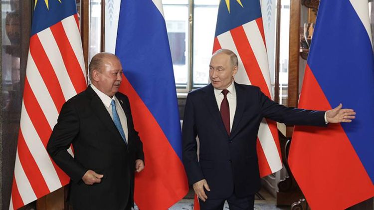 Putin və Malayziya kralı işgüzar səhər yeməyi zamanı söhbətlərini davam etdiriblər - VİDEO