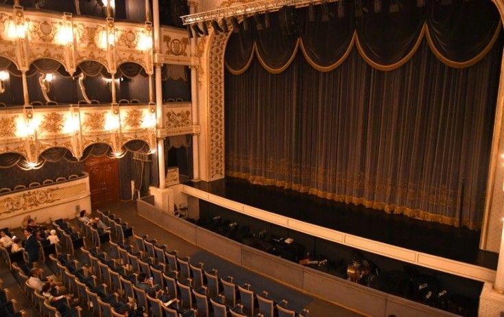 Azərbaycanda dövlət teatrlarında baş rejissor ştatı ləğv edilib