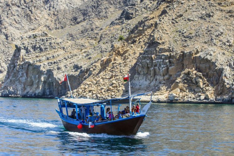 Oman sahillərində turistləri daşıyan qayıq aşıb
