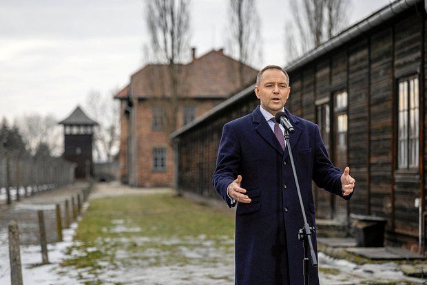 Polşa prezidenti SSRİ-ni Holokostda günahlandırdı