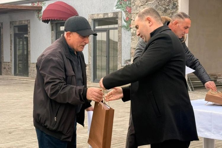 Köç karvanı Məmmədbəyli kəndinə çatıb, açarlar təqdim olunub