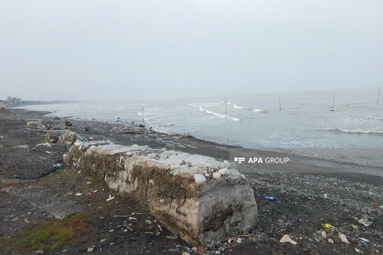 Xəzər dənizində nəhəng beton bünövrələr üzə çıxıb -  FOTO