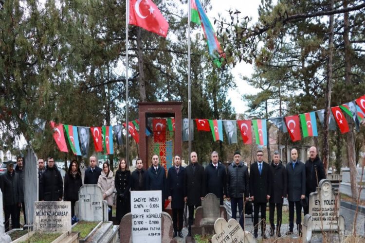 Azərbaycanın Türkiyədəki səfiri Məhəmməd Əmin Rəsulzadənin məzarını ziyarət edib
