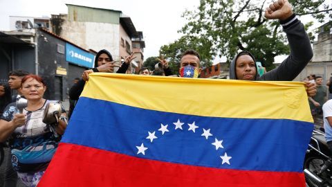 Venesuela tanınmış fəal və tənqidçi də daxil olmaqla onlarla siyasi məhbusu azadlığa buraxıb