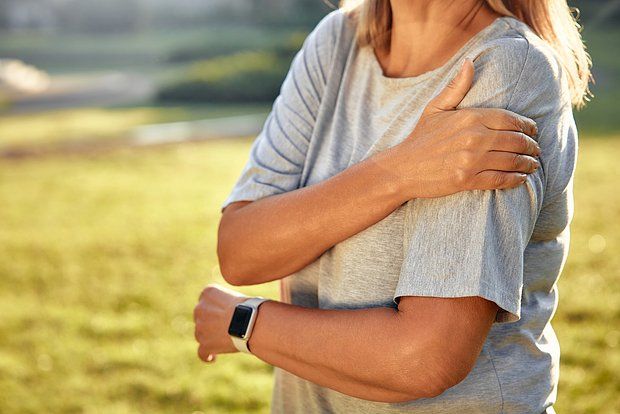 Həkim insanları çiyin ağrılarını görməzdən gəlməməyə çağırdı