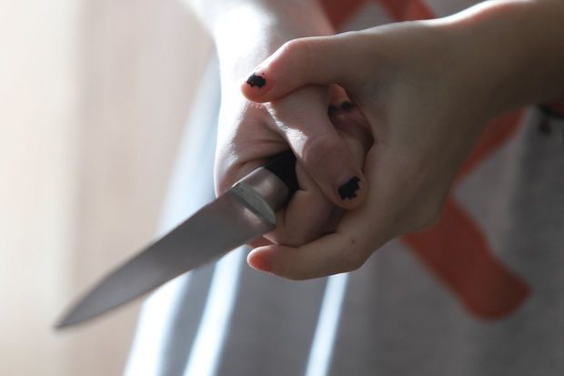 Bakıda yeniyetmə qız anasını döydüyü üçün atasını bıçaqlayıb