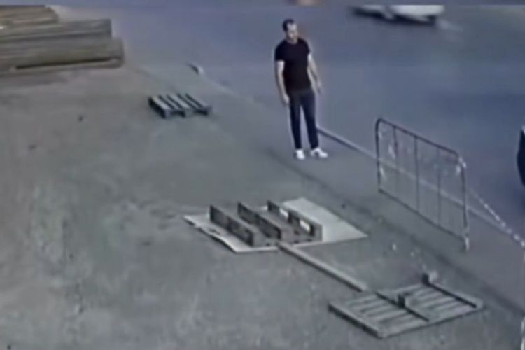 Bakıda gəncin kanalizasiyaya düşüb ölməsi ilə bağlı məhkəmədə: "Xəbərdarlığa məhəl qoymadan işarələri sökdülər"