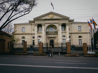  İtkin hərbçilərin valideynləri Ermənistan prezidentinin iqamətgahı qarşısında etiraz aksiyası keçirir
