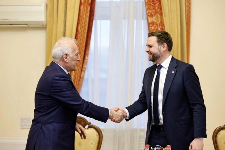 Xaçaturyan Cey Di Vensi qəbul edib