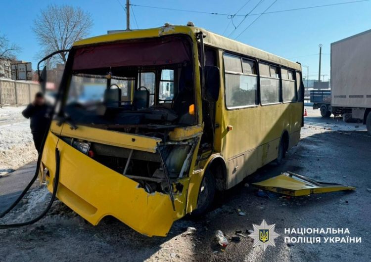 Kiyevdə mikroavtobus yük maşınına çırpılıb, xəsarət alanlar var - VİDEO