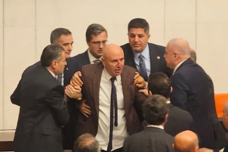 Türkiyə parlamentində deputatlar arasında dava olub - VİDEO