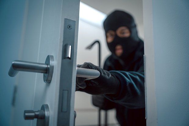 Hindistanda qadın ərinin qətlini təşkil etdi və onu soyğunçuluq kimi qələmə verdi