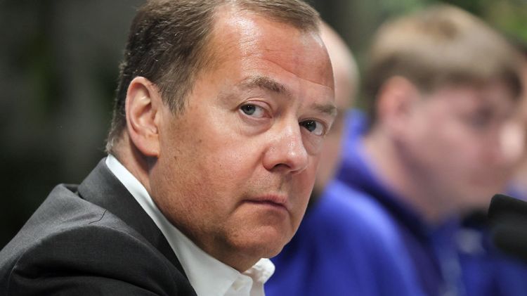 Tramp bütün ölkələri iki sütuna bölüb - Medvedev