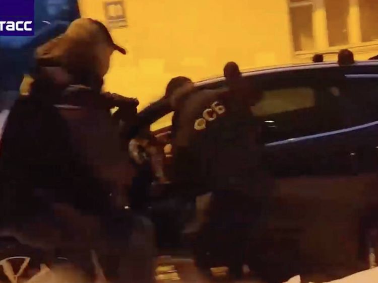 İki rusiyalı məmurun külli miqdarda rüşvətə görə həbs olunmasının görüntüsü - VİDEO