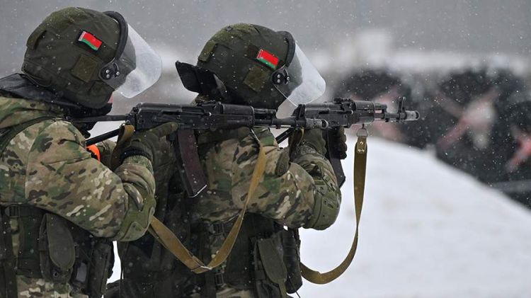 Lukaşenko hərbçilərin hazırlanmasında daha fəal işləməyə çağırdı