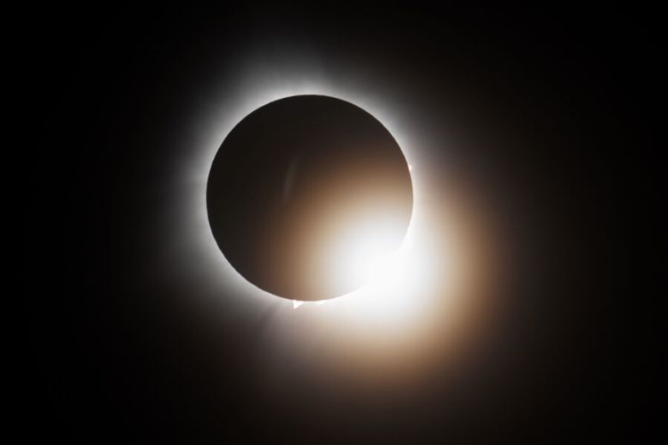 Yer kürəsində Günəş tutulması başlayıb