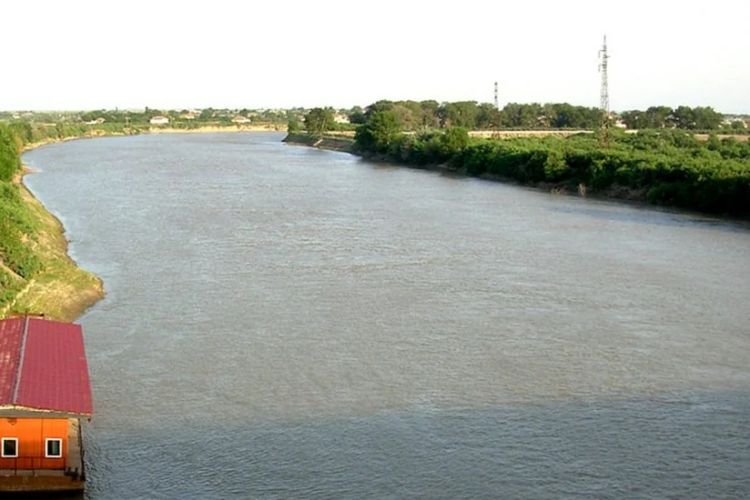 Kür çayında bir nəfər batıb