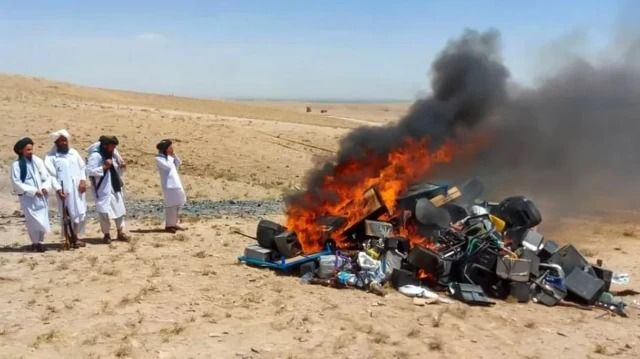 Əfqanıstanda yüzlərlə musiqi aləti yandırıldı