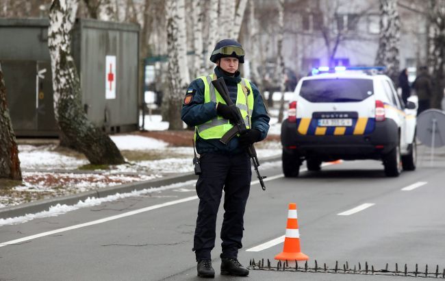 Ukraynada keçmiş hərbçi polisə qumbara atıb  