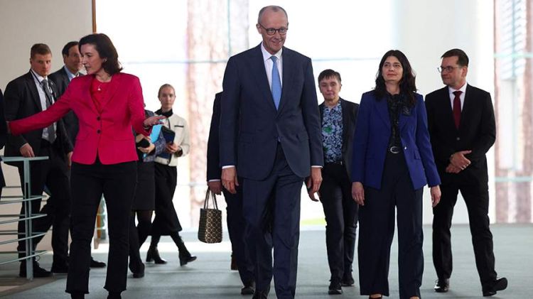 Rusiya Dövlət Duması Mertsi almanları özünün qeyri-peşəkarlığının girovuna çevirməməyə çağırdı