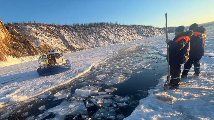  Turistlərin cəsədlərinin olduğu mikroavtobus Baykal gölündə, buzun altında tapıldı