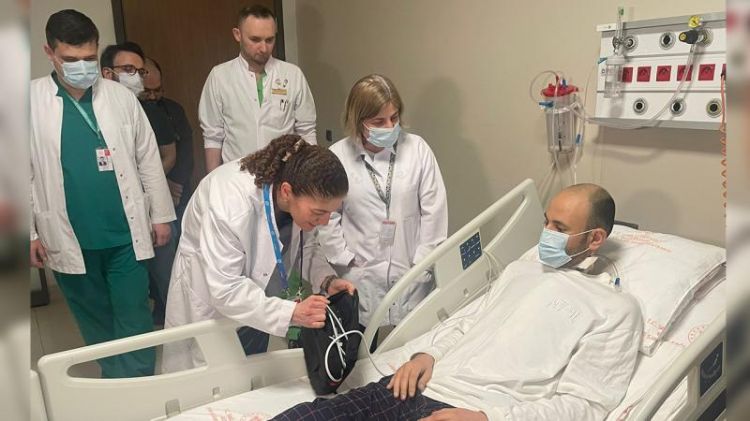 Ürək nəqli əməliyyatını gözləyən xəstəyə süni ürəklə yeni həyat verildi