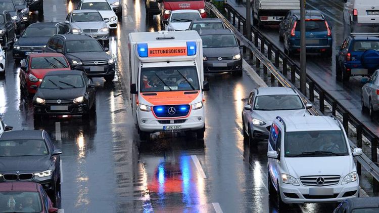 Berlində avtobusla minik avtomobilinin toqquşması nəticəsində 12 nəfər xəsarət alıb