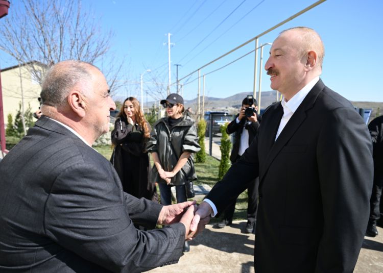 İlham Əliyev Xocavənd şəhərində sakinlərlə görüşüb - FOTO - Yenilənib