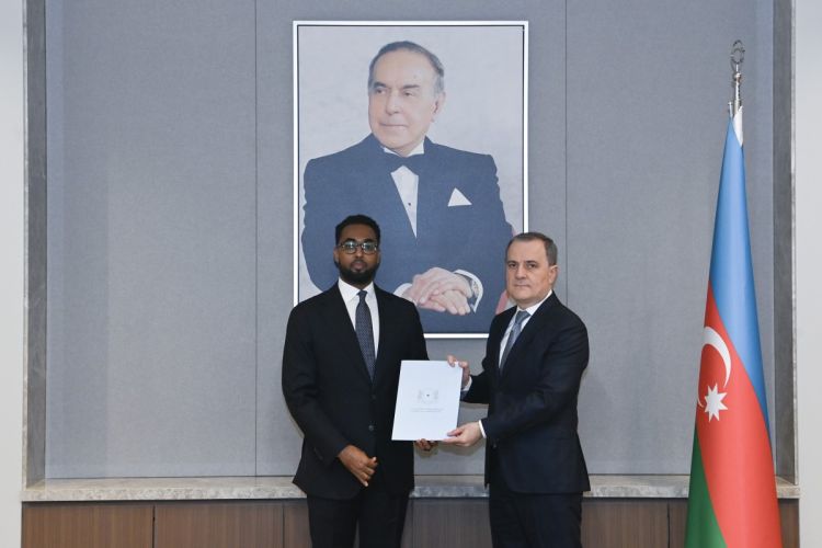 Somalinin ilk rezident səfiri etimadnaməsinin surətini təqdim edib