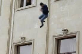 Xırdalanda 13-cü mərtəbədən yıxılan oğlan sağ qaldı