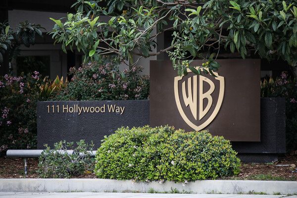 "Netflix" "Warner Bros."un aktivlərini almaqdan imtina edib
