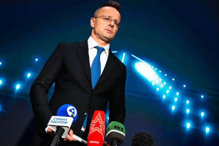 Siyarto Ukrayna səfirini iki macarla bağlı XİN-ə çağırıb