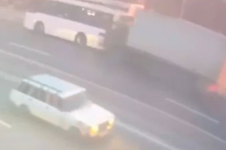Yük maşını sərnişin avtobusu ilə toqquşub, xəsarət alanlar var -  VİDEO - YENİLƏNİB