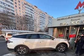 Azərbaycan səfirliyinin avtomobili Moskvada metronun girişinə çırpılıb