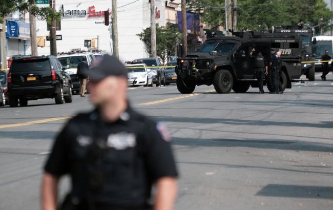 ABŞ-da sinaqoqa hücum edilib: maşın binaya çırpılıb, silah səsləri eşidilib