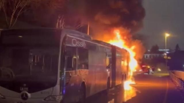 İstanbulda hərəkət edən metrobusda baş verən yanğın söndürülüb