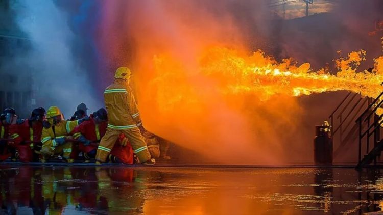 KİV: Mehrabad aeroportuna intensiv hava zərbələrindən sonra təyyarə yanıb