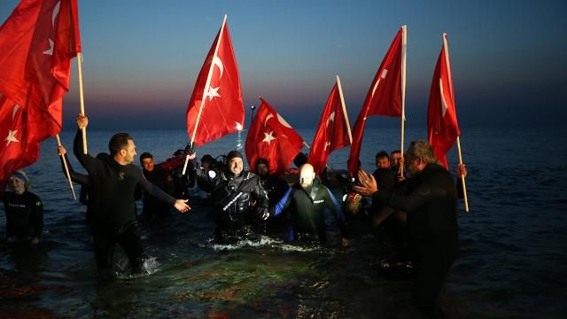 Türkiyəli dalğıc dünya rekordunu qırdı: soyuq suda 36 saat