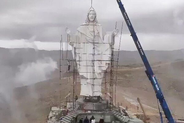 Livan və Suriya sərhədində  Məsihin heykəli ucaldılıb
