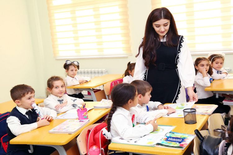 Müəllimlərin maaşlarına yenidən baxılması təklif edildi